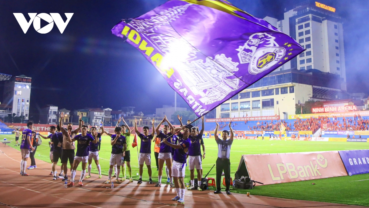 Văn Quyết và màn tri ân đặc biệt với CĐV sau trận Ninh Bình 2-3 Hà Nội FC